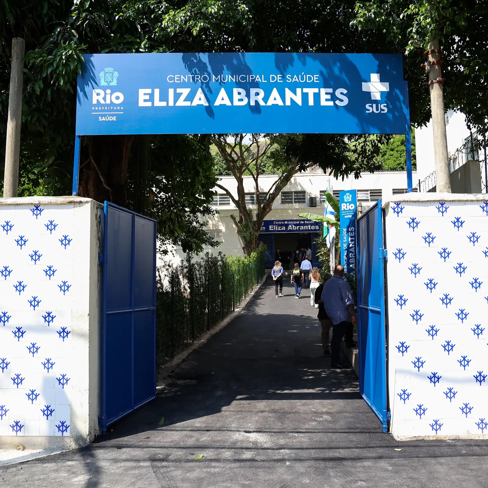 Entrada do Centro Municipal de Saúde Eliza Abrantes, unidade de atenção primária à saúde do Rio
