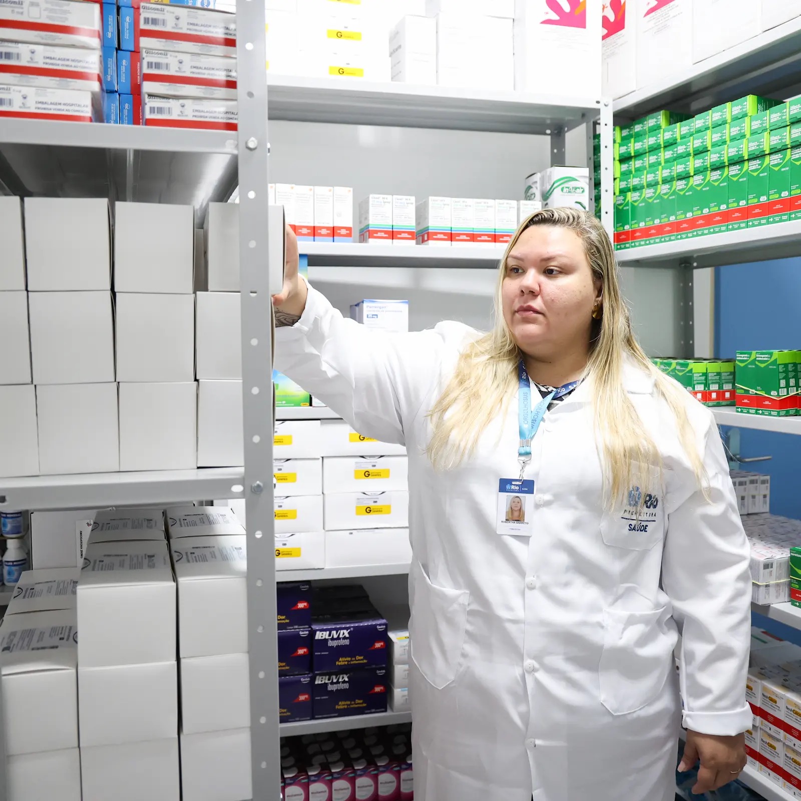 Farmácia de unidade de saúde do Rio de Janeiro, com estoque de medicamentos organizado