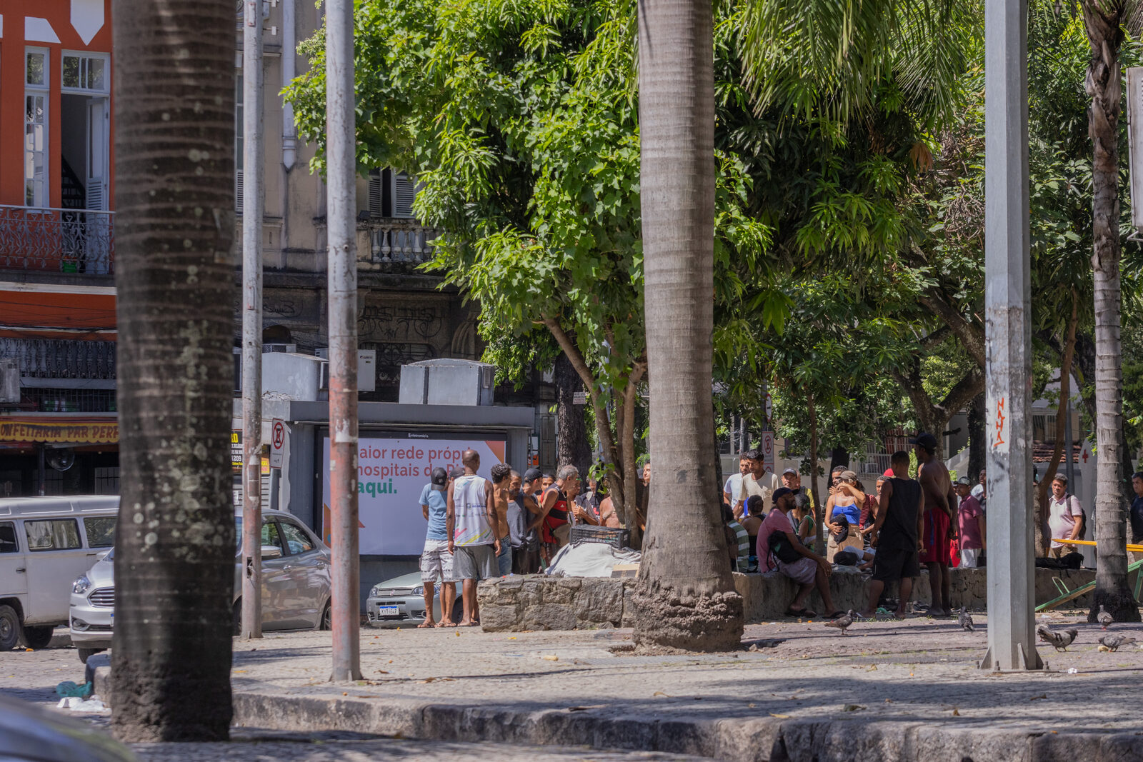 Praça pública movimentada no Rio de Janeiro