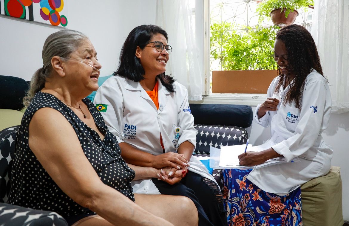 Equipe do PADI (Programa de Atenção Domiciliar ao Idoso) em visita a paciente idosa
