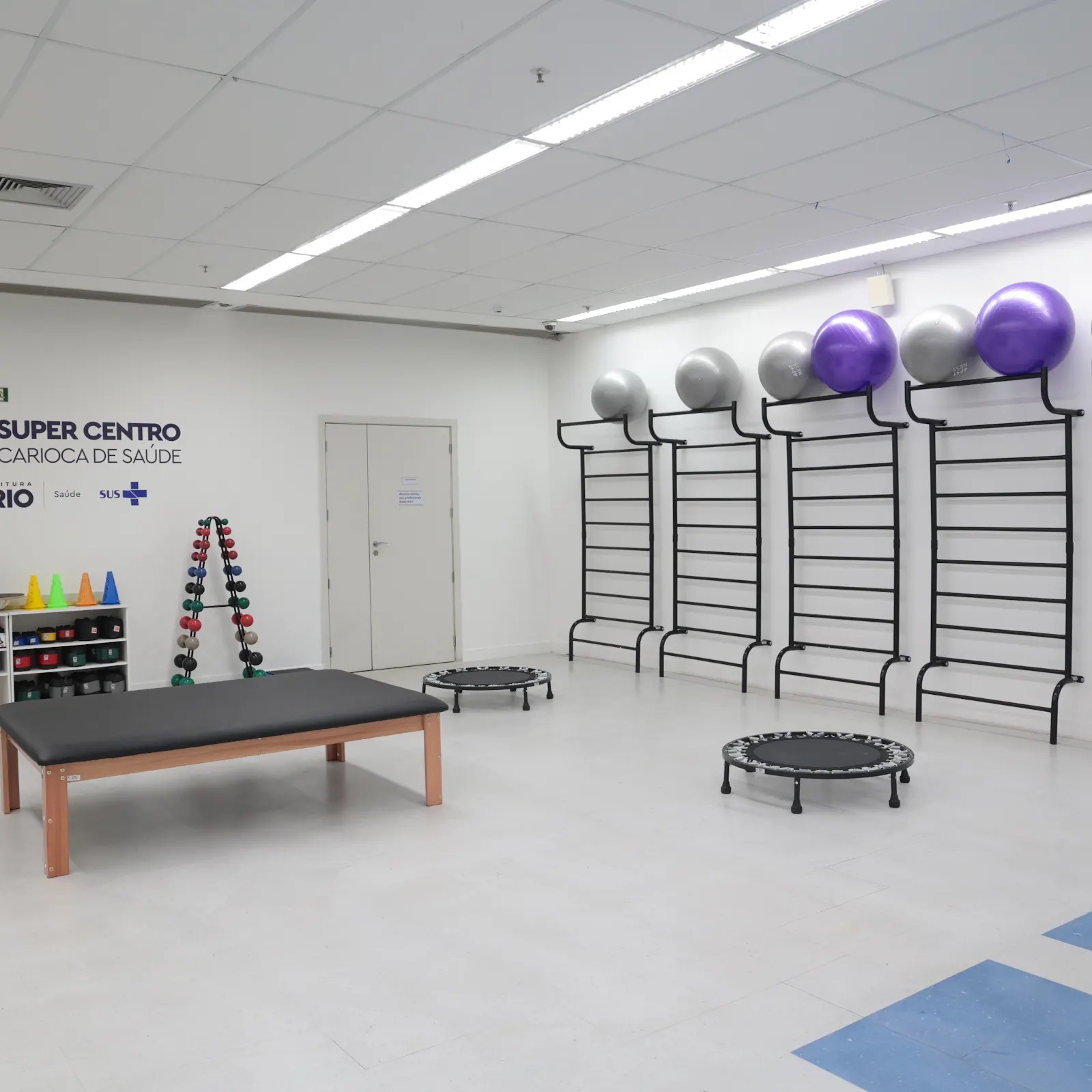 Sala de reabilitação do Super Centro Carioca de Saúde da Zona Oeste