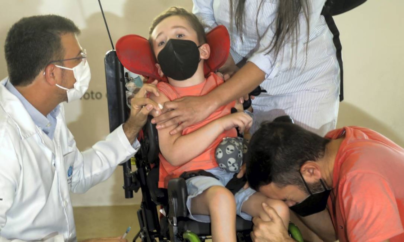Covid-19: vacinação de crianças começa na cidade do Rio marcada por emoção de famílias