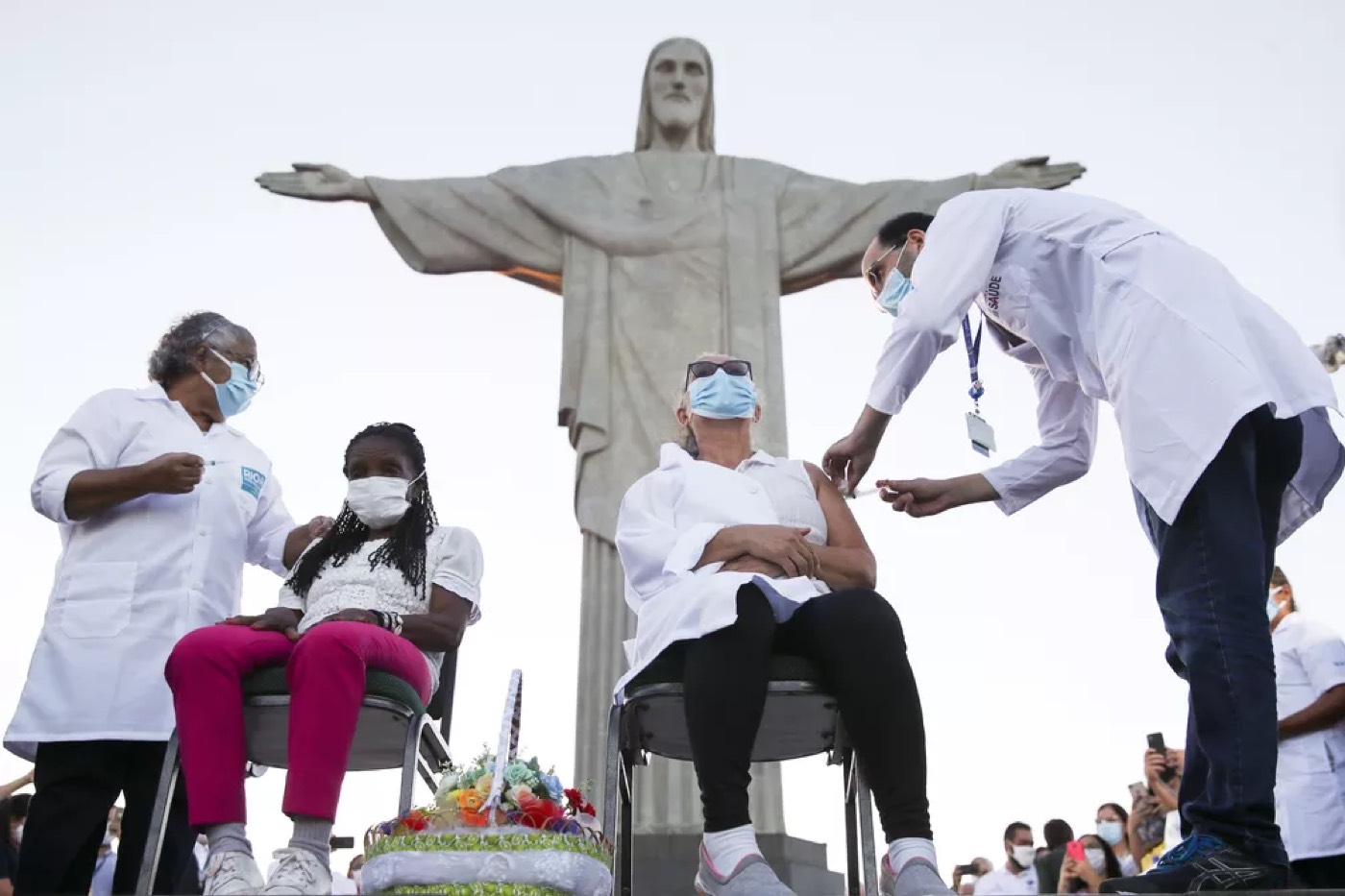 Dois anos após início da vacinação contra Covid no Rio, cidade vê taxa de mortalidade cair de 8,7% para 0,4%: ‘Confortável’, diz secretário