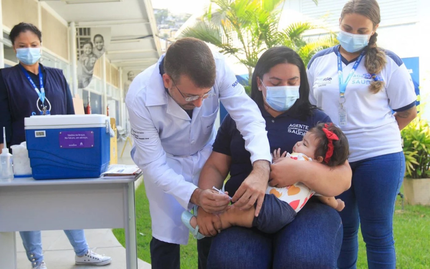 ‘Estou muito aliviada’, diz mãe de bebê de nove meses vacinada contra a covid-19 no Rio