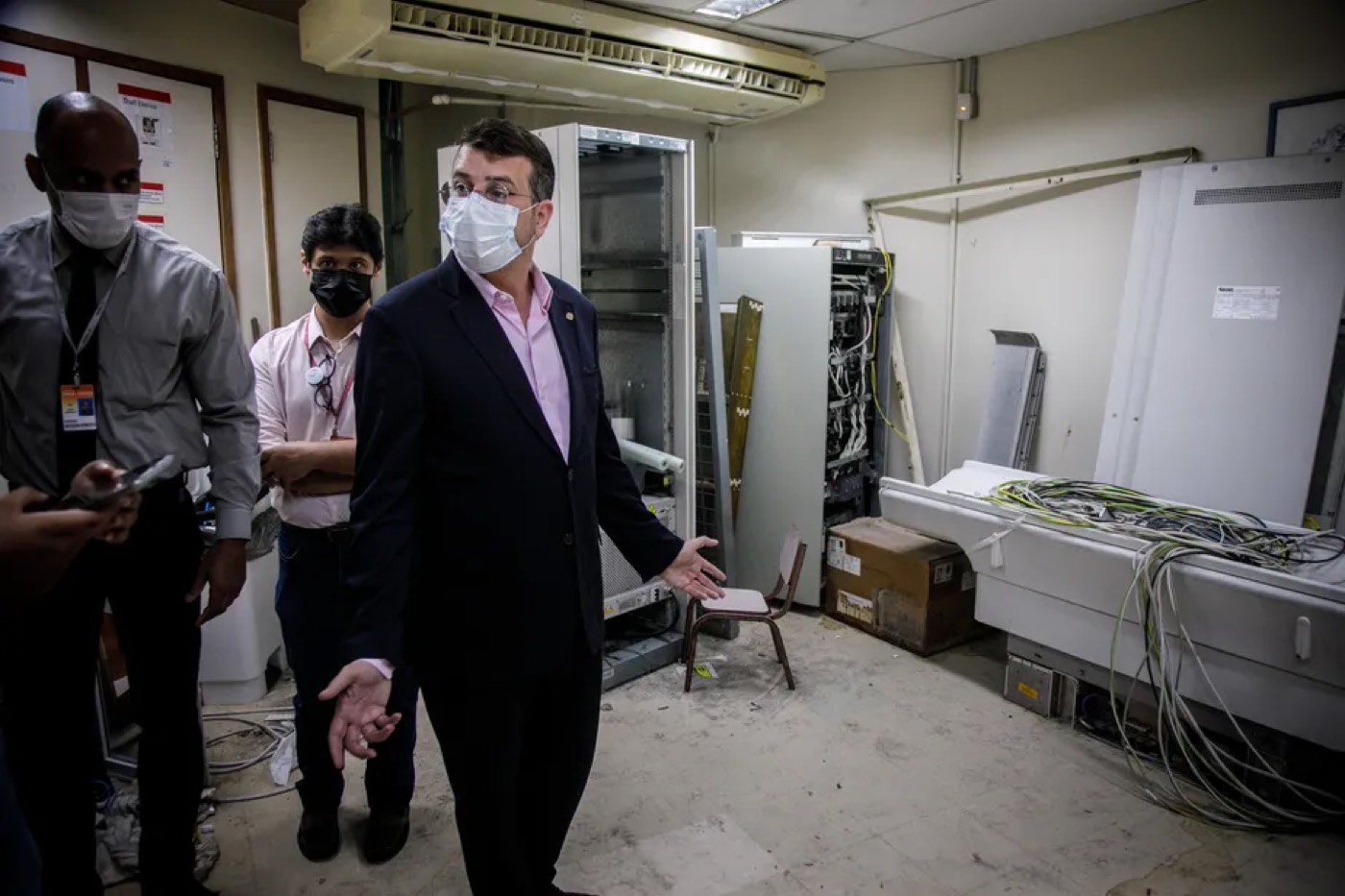 ‘Virou um grande lixão’, diz deputado federal ao ver aparelho de radiografia em desuso e sala desativada durante vistoria no Inca