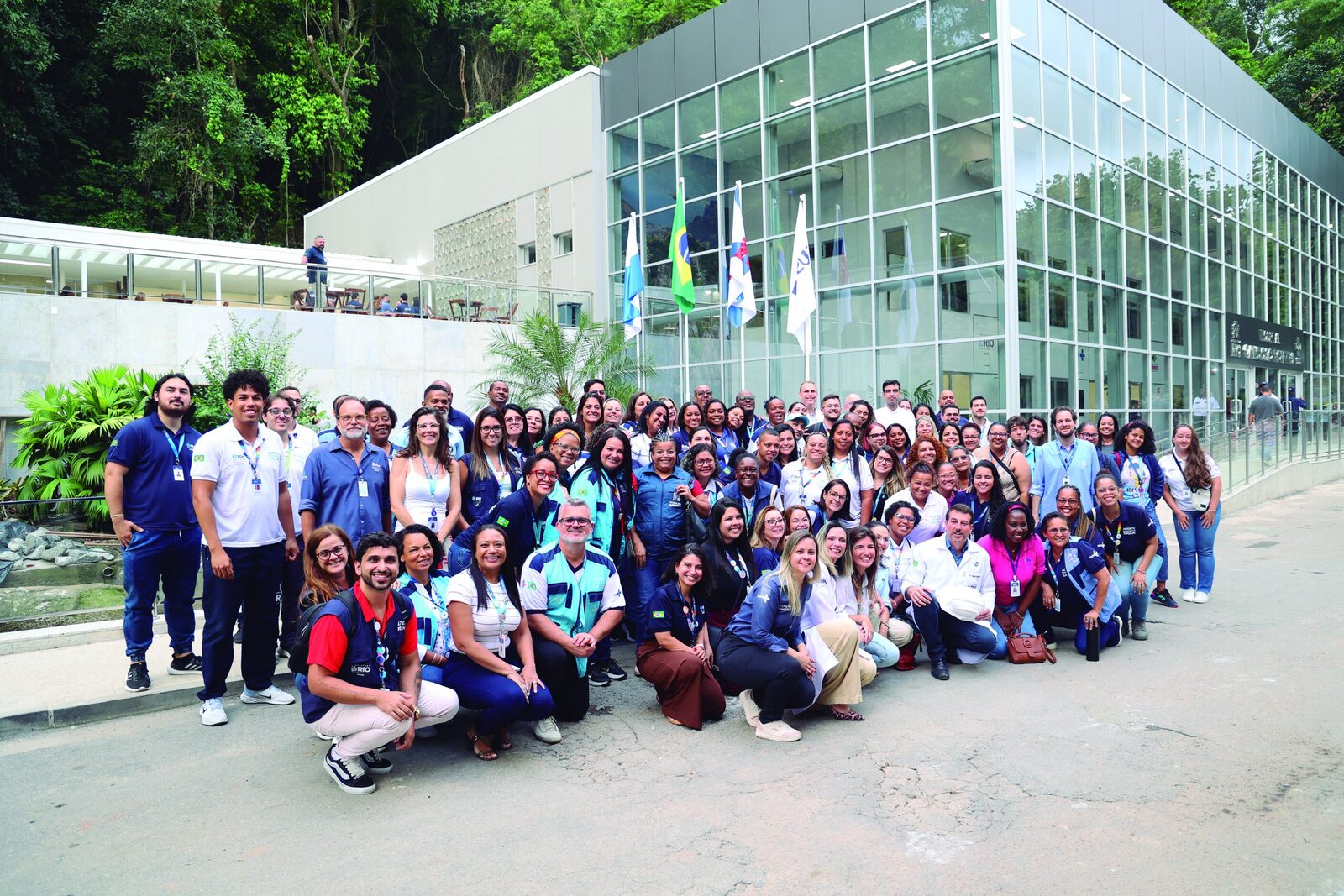 Equipe de Saúde da Família em frente a clínica no Rio de Janeiro
