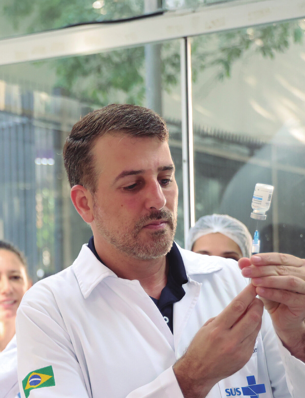 Daniel Soranz, de jaleco, aplicando vacina — médico de família e Deputado Federal pelo Rio de Janeiro