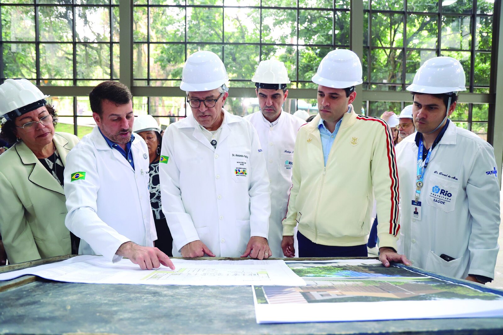 Daniel Soranz e equipe analisando planta de obra do Super Centro Carioca de Saúde