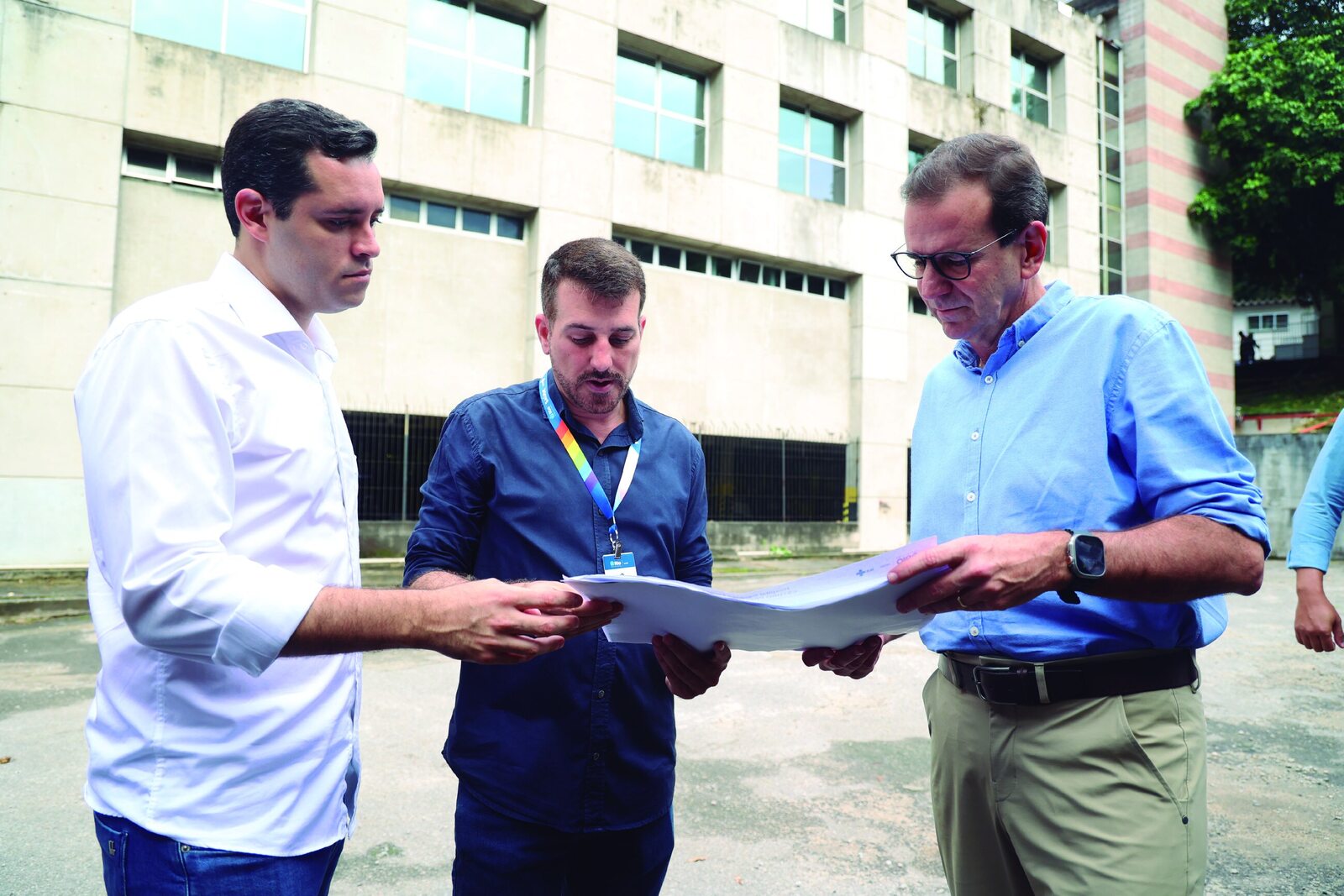 Daniel Soranz e Eduardo Paes fiscalizando obra de saúde no Rio de Janeiro