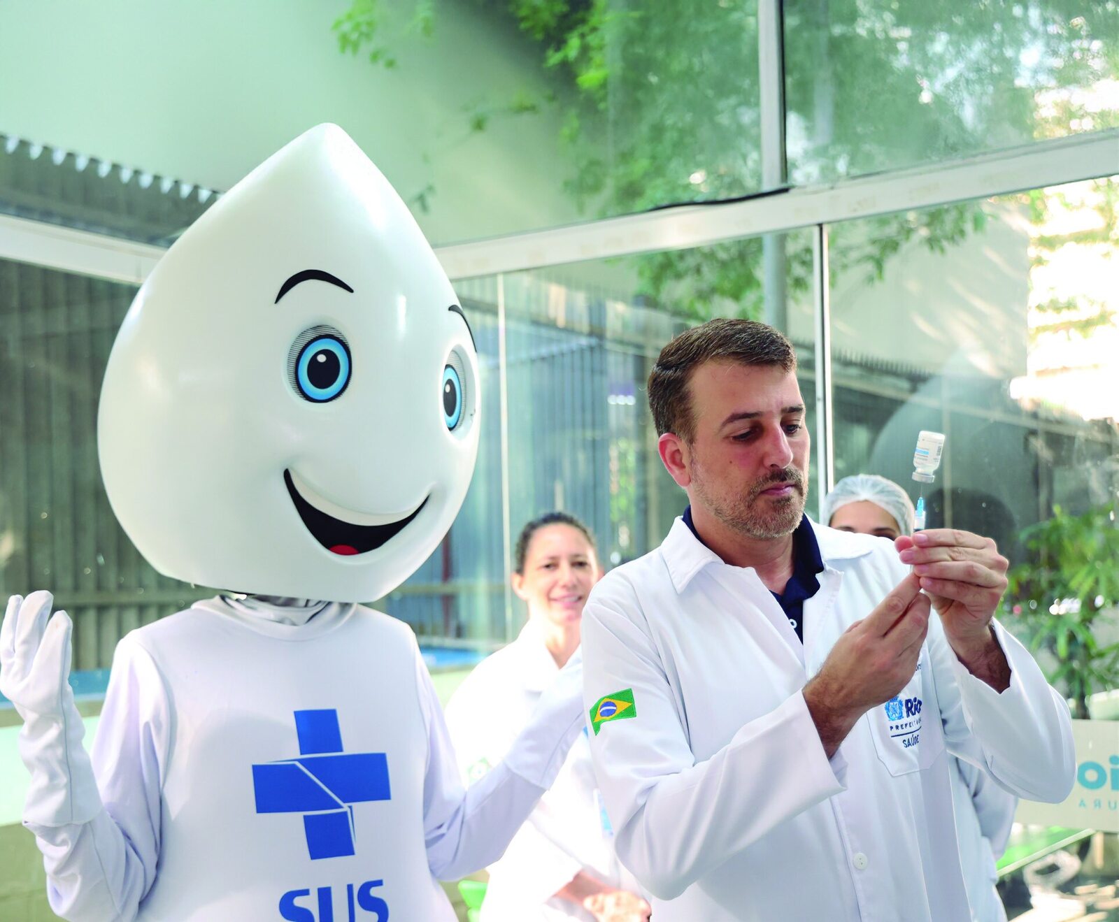 Daniel Soranz de jaleco com o Zé Gotinha em campanha de vacinação